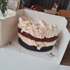 Red velvet chocolade merengue taart